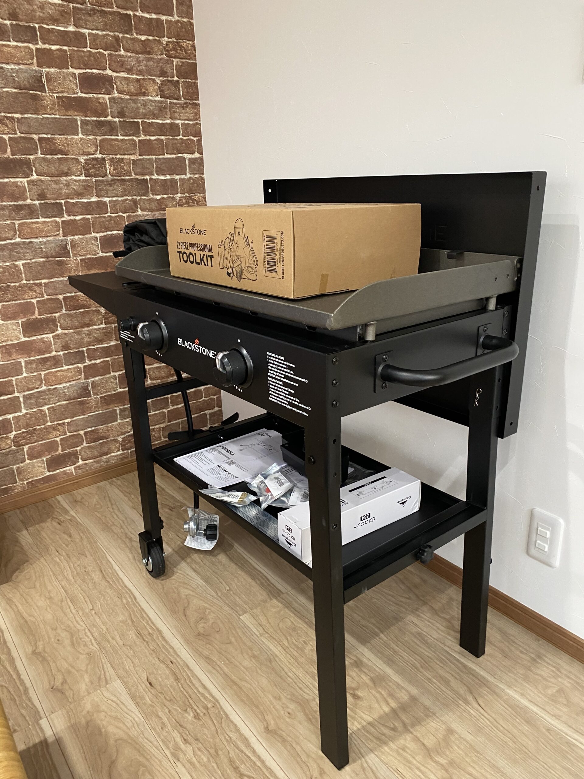 届いたBlackstoneグリドルを組み立てた直後の記念写真。すでに届いていたアクセサリー類とともに。